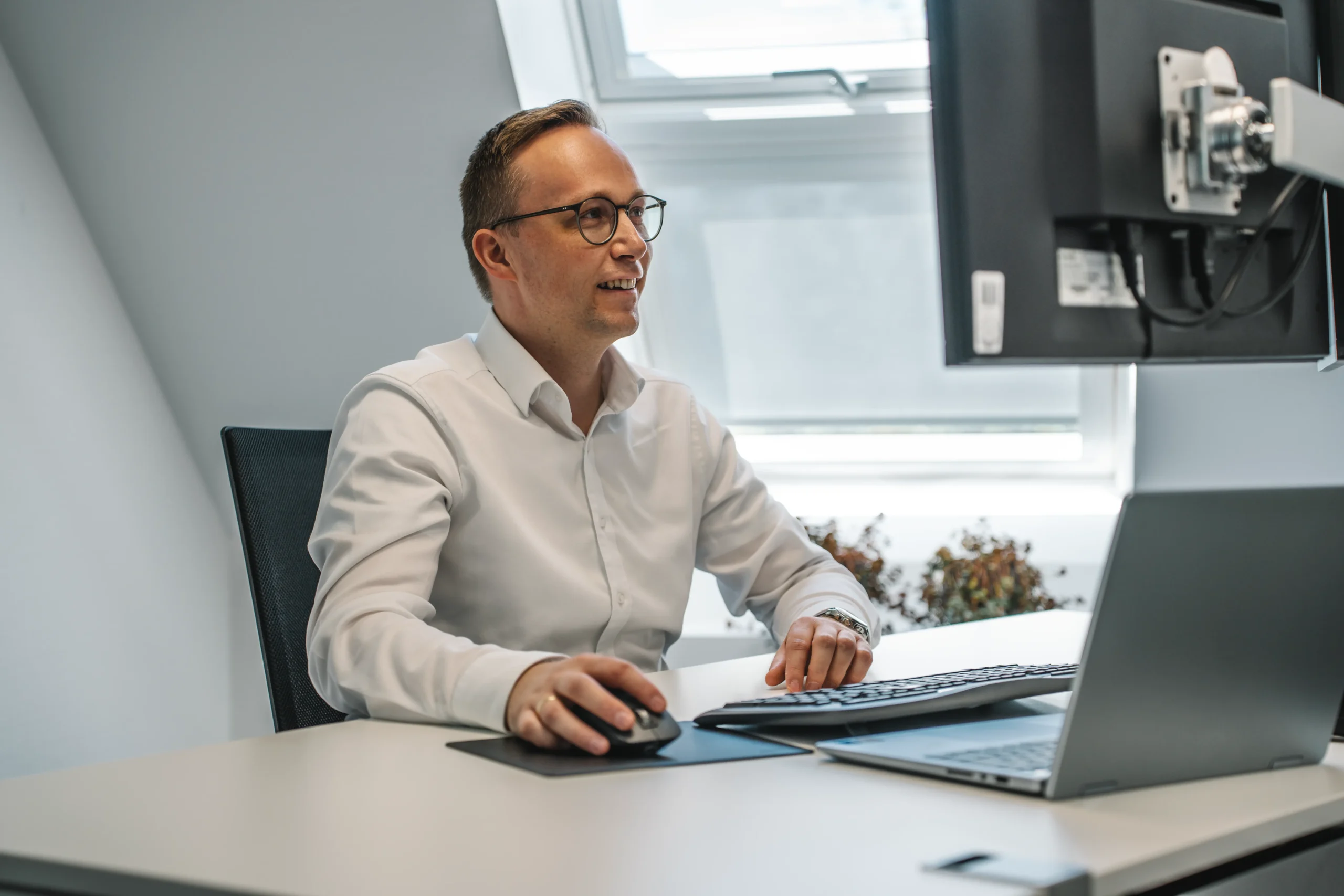 Ein Partner der Steuerkanzlei Runde Glüsing Baune arbeitet konzentriert am Schreibtisch an einem Jahresabschluss in der Kanzlei in Ibbenbüren