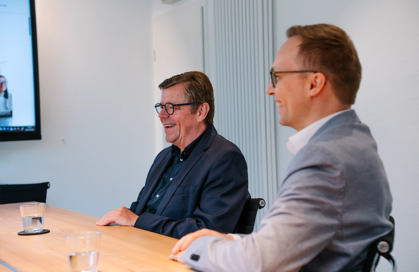 Zwei Partner der Steuerkanzlei Runde Glüsing Baune im persönlichen Gespräch während einer individuellen Beratung in der Kanzlei in Ibbenbüren