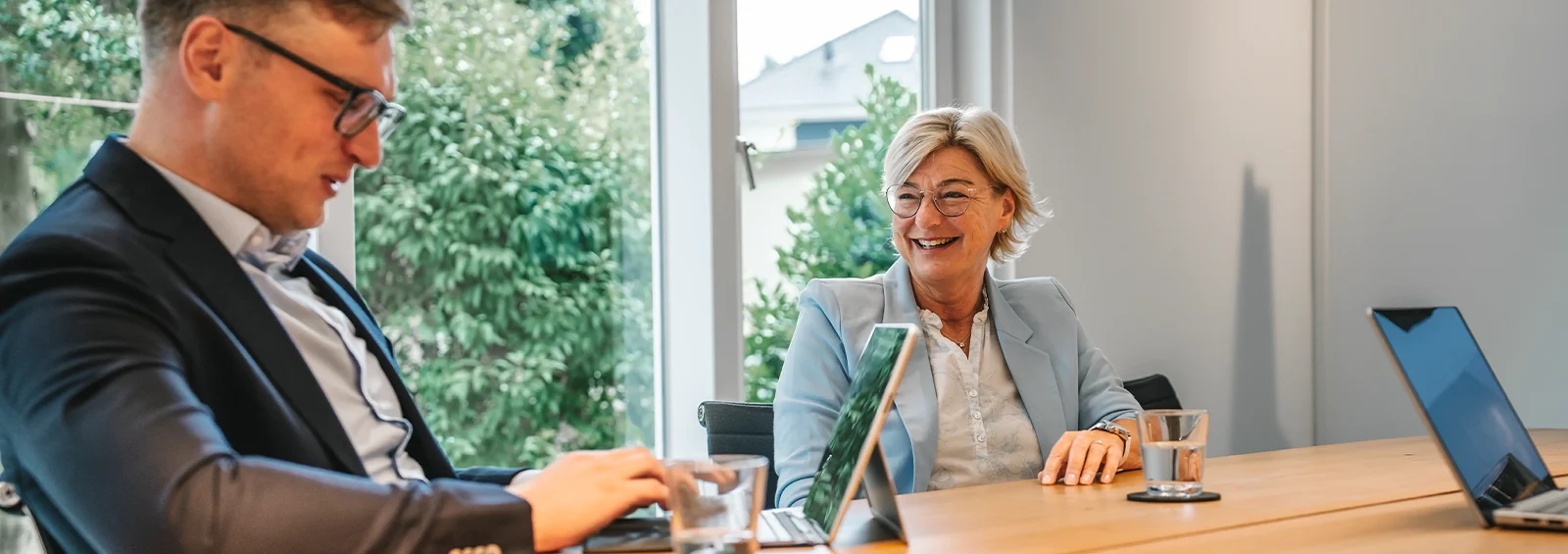 Zwei Mitarbeitende der Kanzlei Runde Glüsing Baune im Gespräch während eines Meetings in Ibbenbüren
